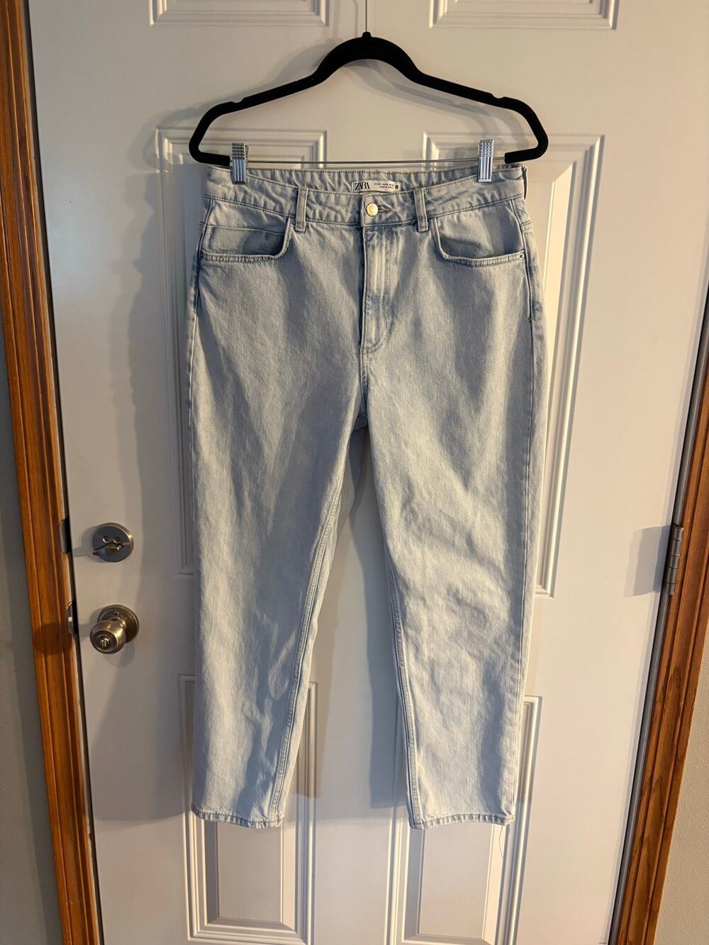 Zara Light Wash Straight Leg Jeans – Size US 10 (EU 42)